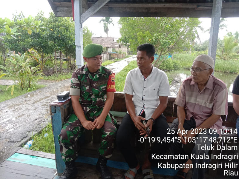 Babinsa Koramil 04/Kuindra Mempererat Silaturahmi Melalui Komsos di Binaan