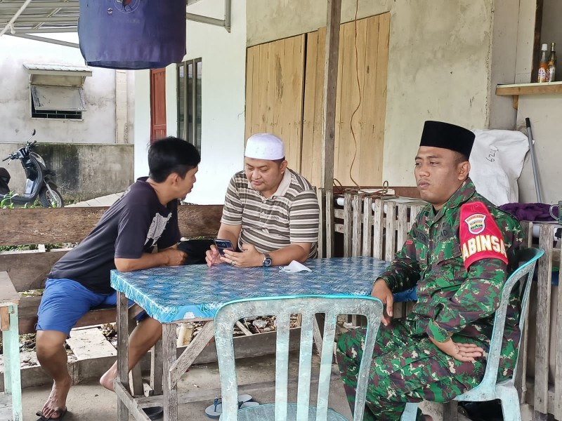 Babinsa Koramil 07/Reteh Ajak Warga Jaga Kamtibmas dan Ketaqwaan di Bulan Suci Ramadhan