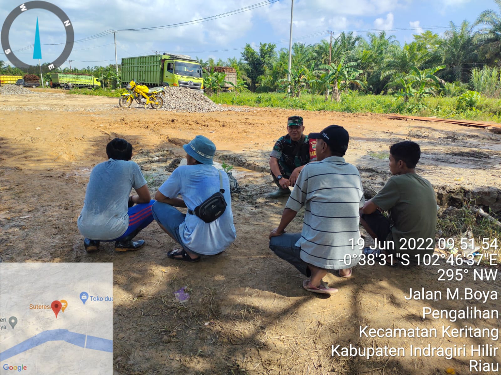 Komsos Bersama Warga Dalam Rangka Jalin Hubungan Harmonis Oleh Serda Darmadi