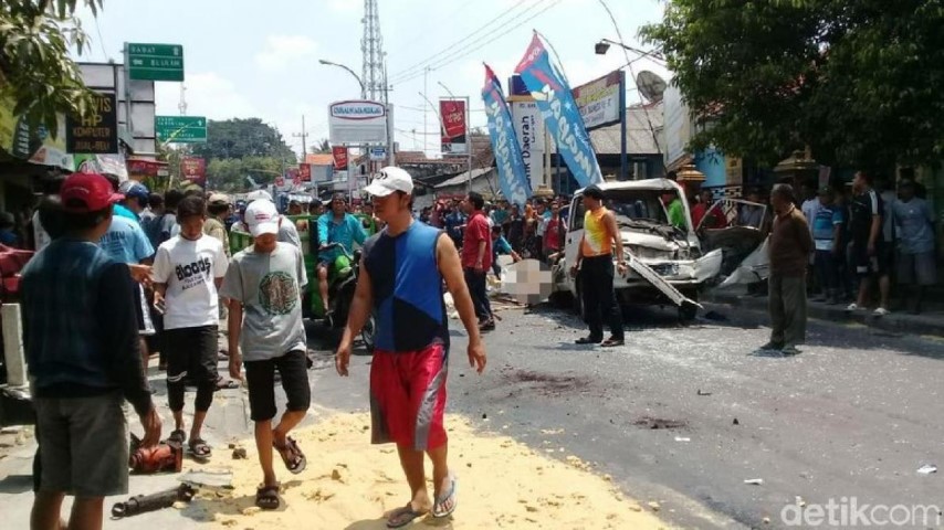 Dump Truk Rem Blong Seruduk Motor dan Mobil, Satu Tewas
