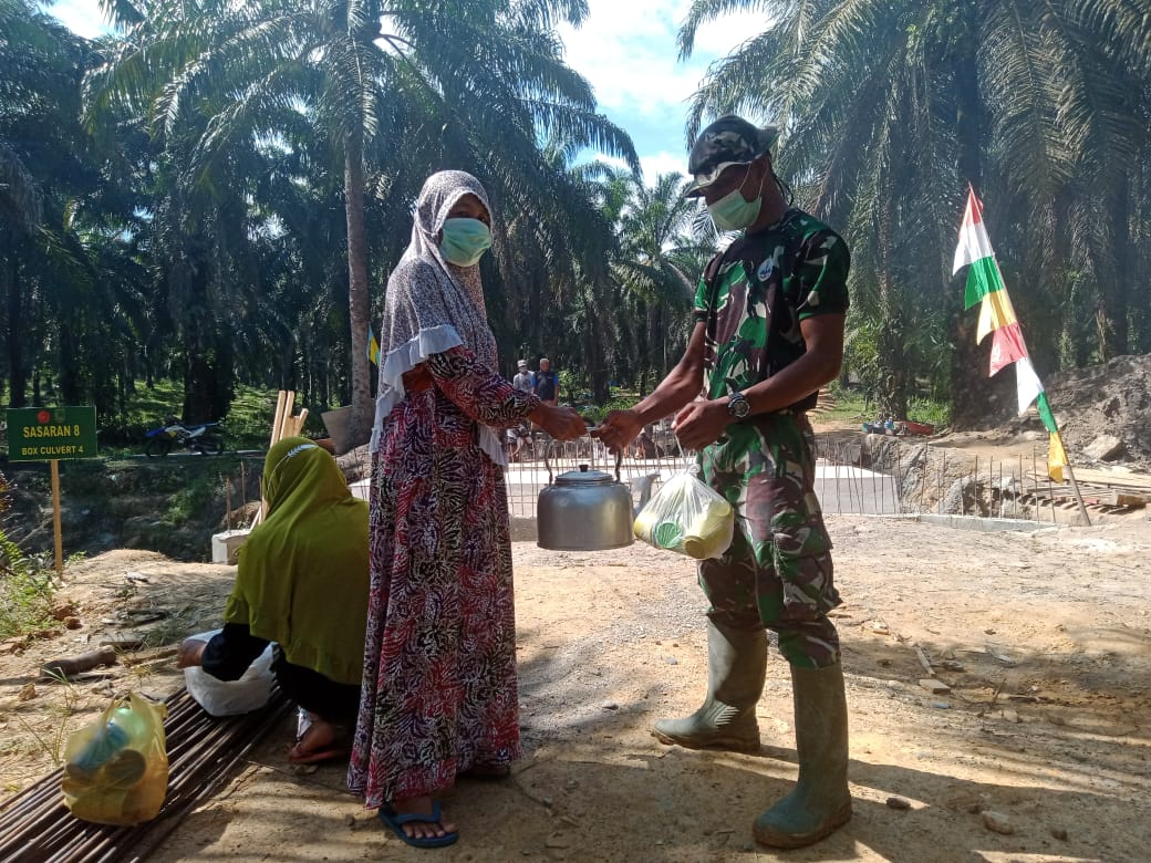 Kaum Emak Silih Berganti Dukung Kegiatan TMMD