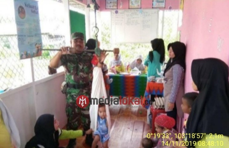 Babinsa Koramil 04/Kuindra Bantu Posyandu Imunisasi di Tanjung Lajau