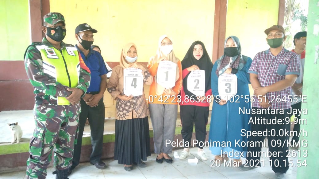 Babinsa Koramil 09/Kemuning Amankan Kegiatan Pencabutan Nomor Urut Calon BPD Desa Nusantara Jaya