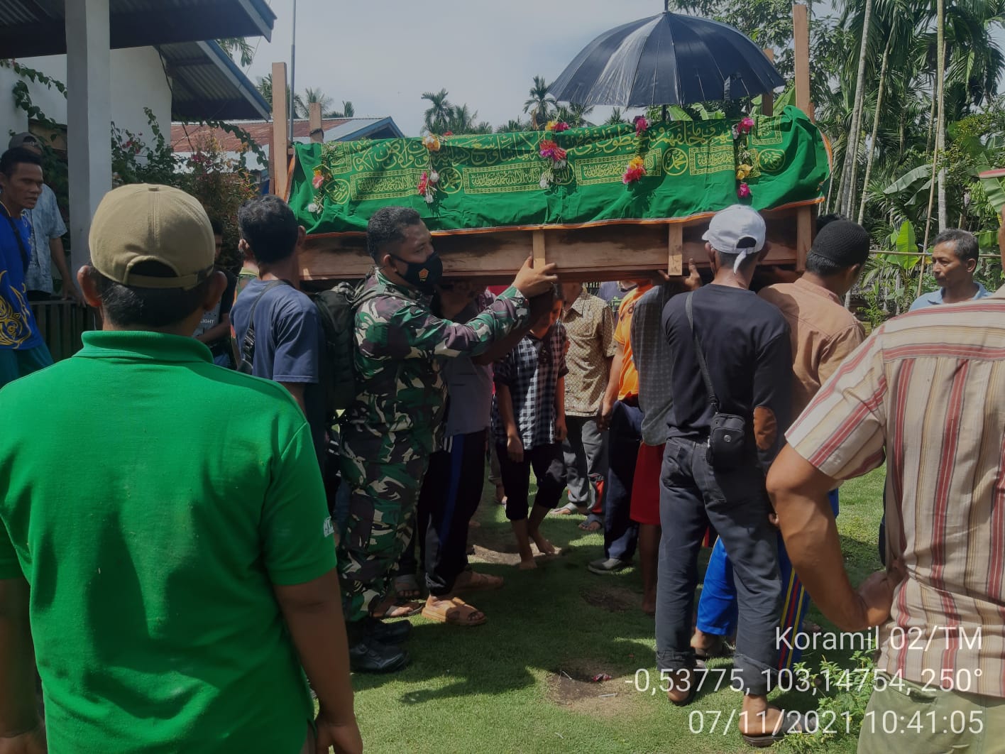 Bentuk Kepedulian, Babinsa Koramil 02/Tanah Merah Melayat ke Rumah Warga Binaan