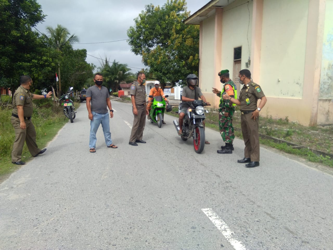 Aparat TNI dan Satpol PP Kab. Siak Siaga di Lingkungan Rumah Korban Positif covid-19