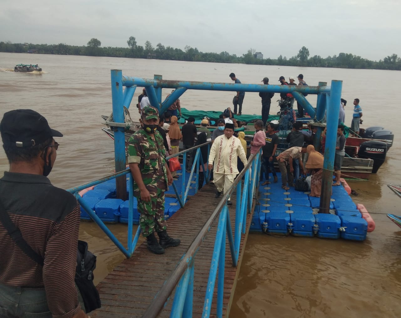 Babinsa Koramil 07/Reteh Rutin Lakukan Pengawasan dan Pengecekan di Pelabuhan LKMD