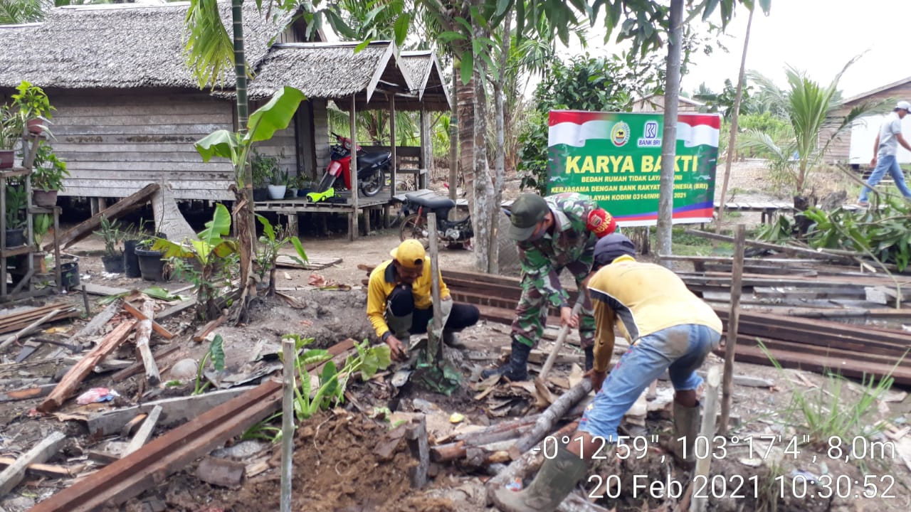 Pjs Danramil 12/Batang Tuaka Pimpin Goro Rehab Rumah Warga Sungai Piring
