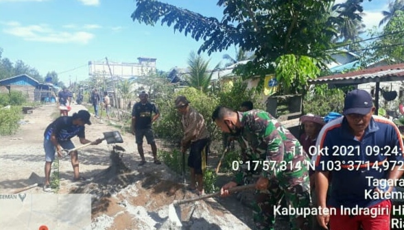 Antusias, Masyarakat Laksanakan Goro Penimbunan Jalan Rusak Bersama Sertu Kadirus