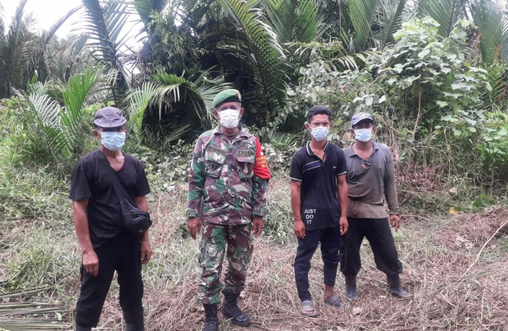 Patroli dan Sosialisasi Bahaya Karhutla Rutin Dilakukan Oleh Babinsa 04/Kuindra