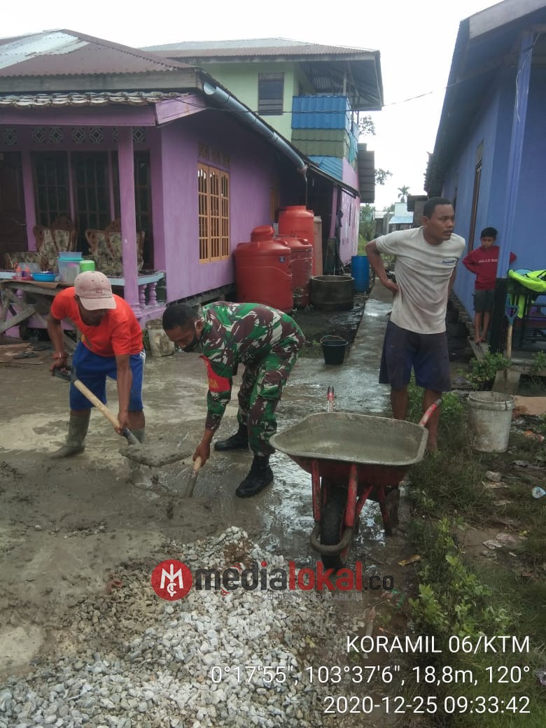 Bersama Warga, Serda Lendi Piter Sirimba Lakukan Pengecoran Jalan Setapak