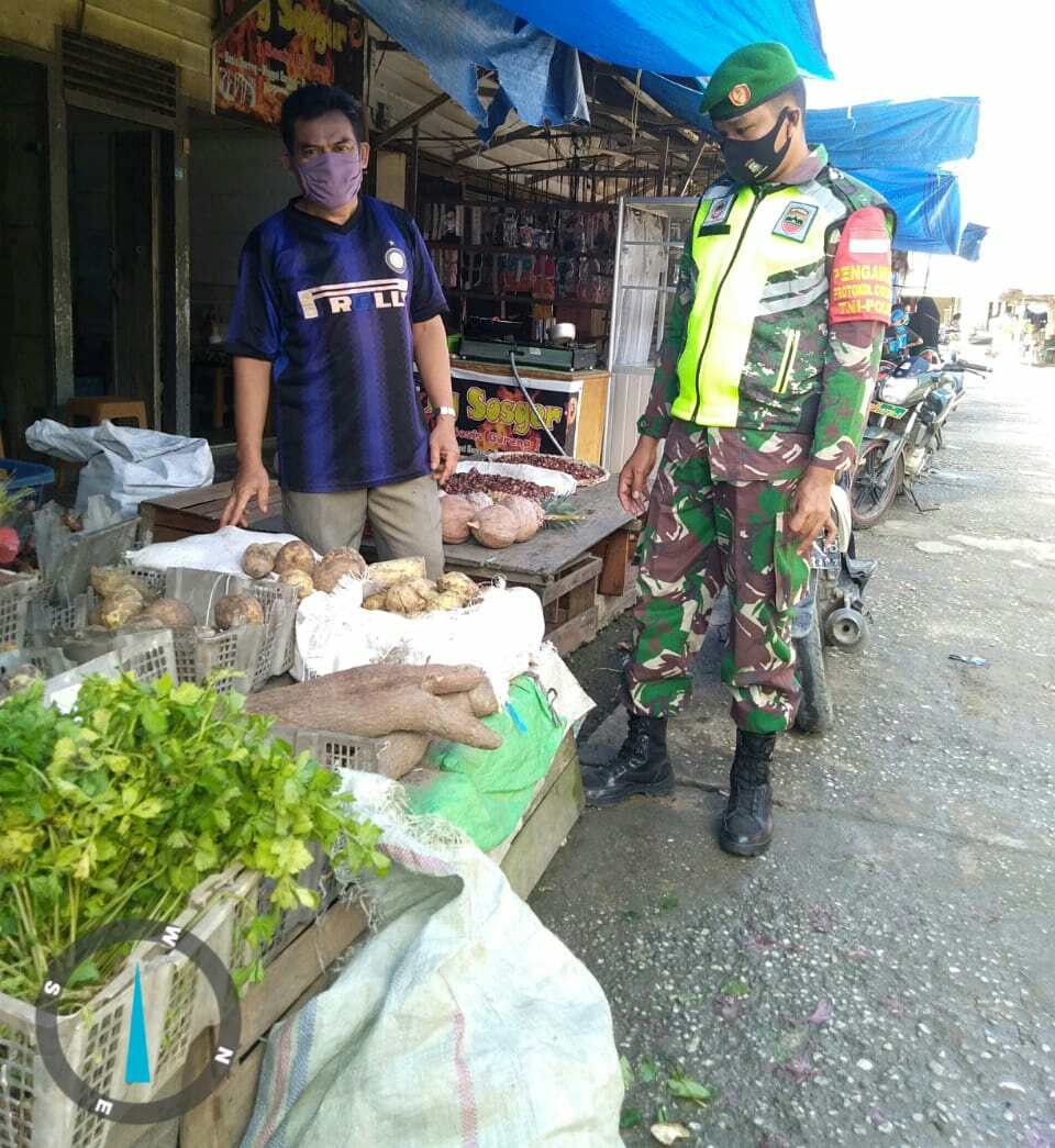 Babinsa Koramil 03/Siak Lakukan Penegakan Disiplin Prokes di Pasar Tradisional Kampung Rawang Kao Ba