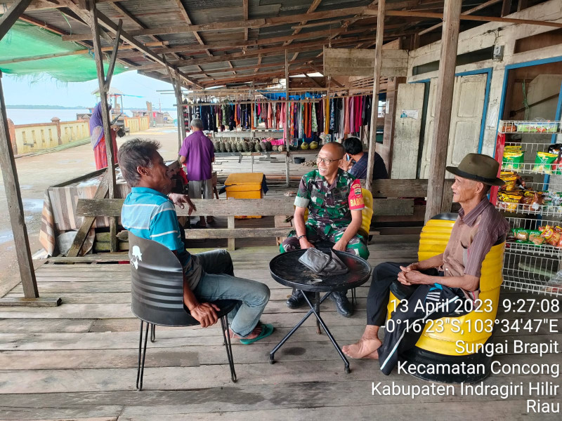 Babinsa Koramil 04/Kuindra Himbau Jaga Keamanan Shalat Tarawih