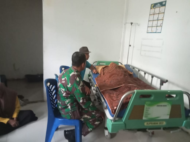 Bela Sungkawa, Babinsa Koramil 05/Gas Serka Nawawi Takziah di Rumah Duka