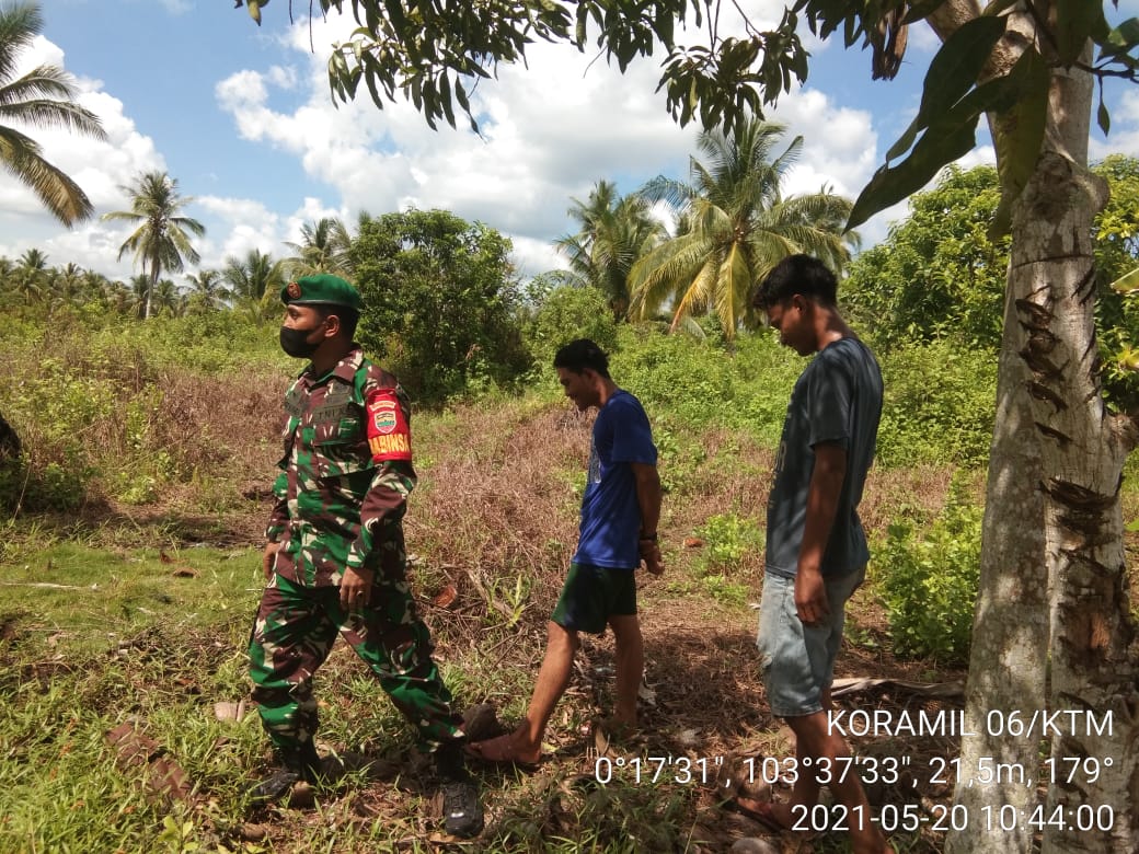 Serda Lendi Piter S Bersama Warga Patroli Karhutla di Kelurahan Bandar Sri Gemilang