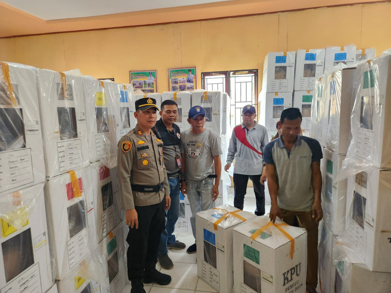 Polsek Kempas Kawal Pendistribusian Logistik dari Gudang KPU Kab. Inhil ke PPK Kempas