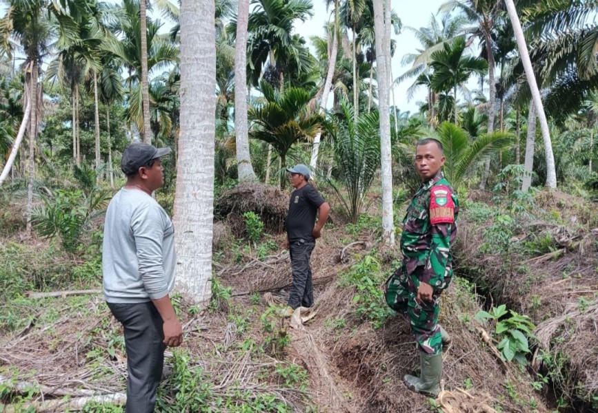 Babinsa Serda M. Tahir Laksanakan Patroli Tapal Batas bersama Masyarakat Desa di Kecamatan Reteh