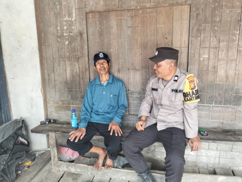 Sambangi Warga, Bhabinkamtibmas Berikan Himbauan Kamtibmas