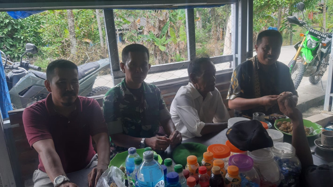 Melalui Komsos, Koramil 07/Reteh Serda Ramli Dapat Mempererat Tali Silaturahmi Antar Sesama