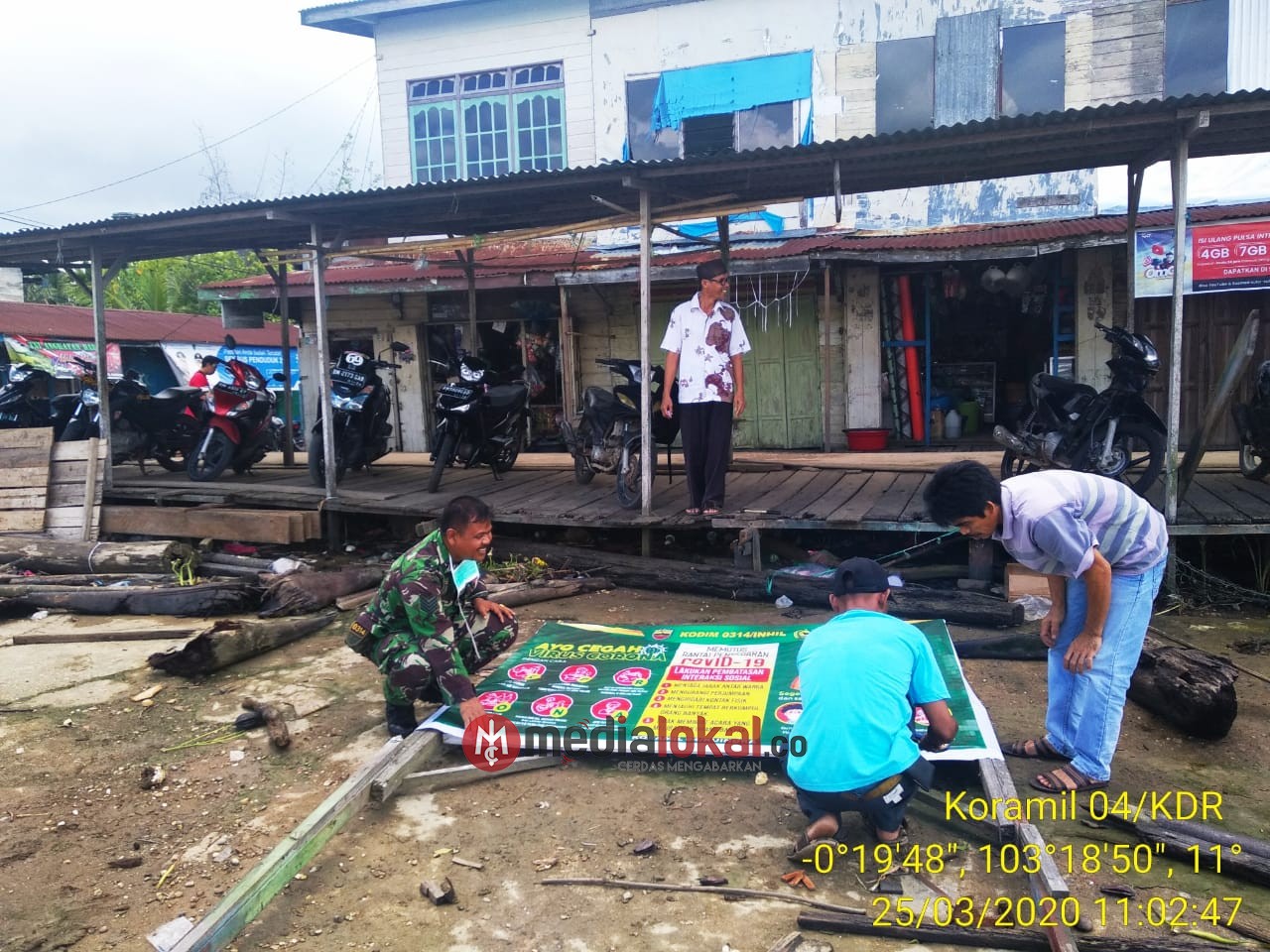 Babinsa Koramil 04/Kuindra Pasang Banner Waspada Covid-19 dan Himbau Masyarakat di Kelurahan Sapat
