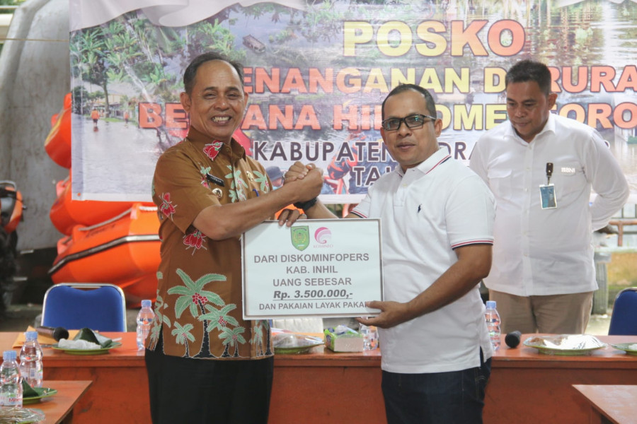 Dinas Kominfopers Inhil Serahkan Bantuan untuk Korban Bencana Hidrometeorologi