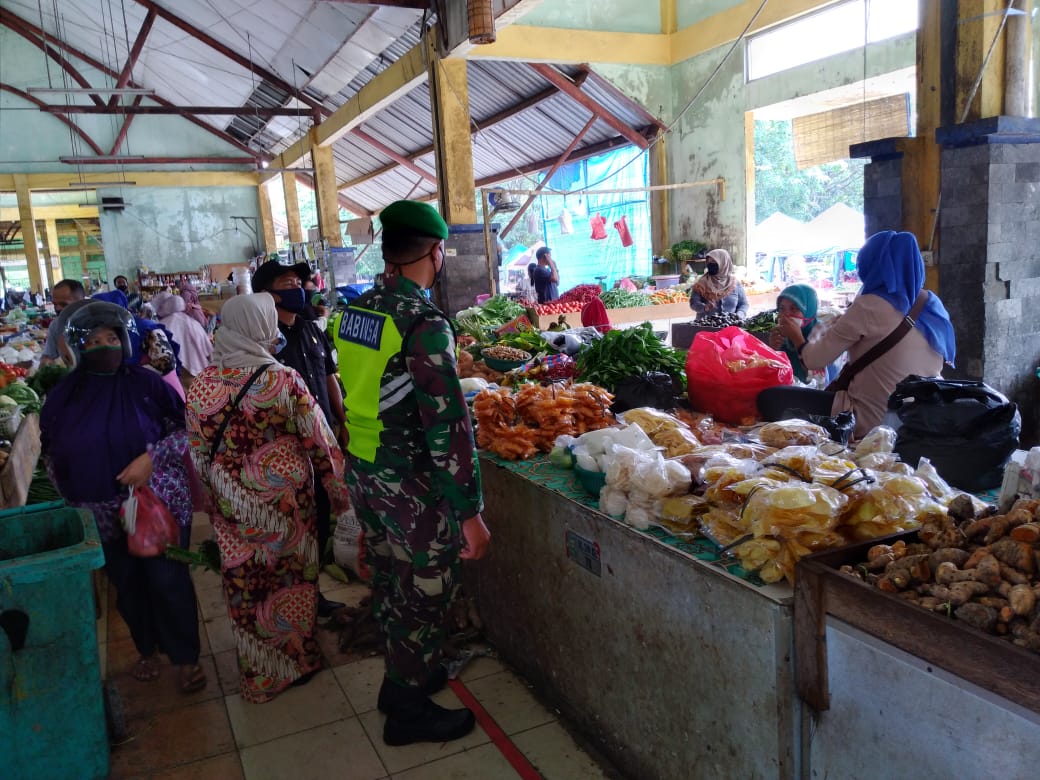 Babinsa 03/Siak Melaksanakan Penegakan Disiplin Prokes di Pasar Tradisional Belatik, Siak