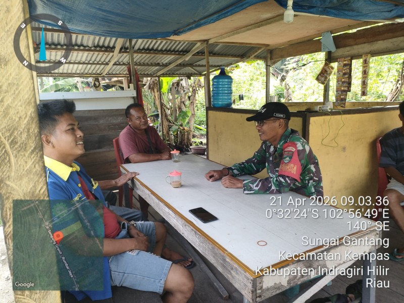 BABINSA SERTU ICHLAS MANALU LAKUKAN KOMSOS DENGAN WARGA DI DESA SUNGAI GANTANG