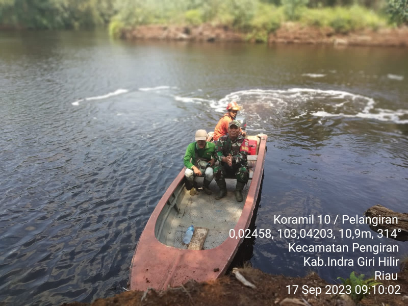 Babinsa Koramil 10/Pelangiran Telusuri Sungai Untuk Melihat Karhutla