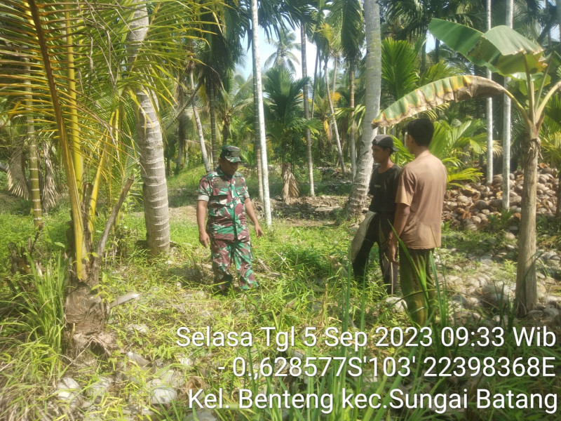 Daerah Rawan Karhutla, Babinsa Koramil 07/Reteh Turun Lakukan Patroli Rutin dan Sosialisasi