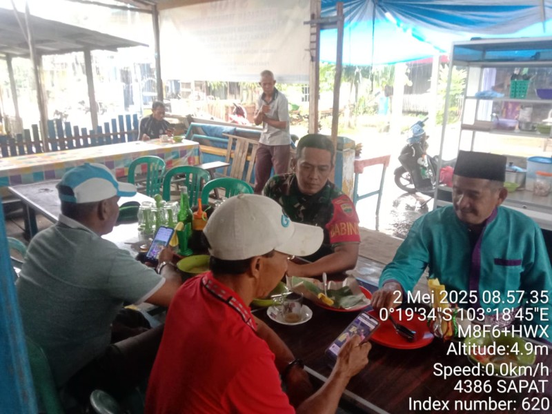 Lezatnya Hidangan di Atas Meja Makan, Hangatkan Suasana Komsos Babinsa Koramil 04/Kuindra Bersama Warga