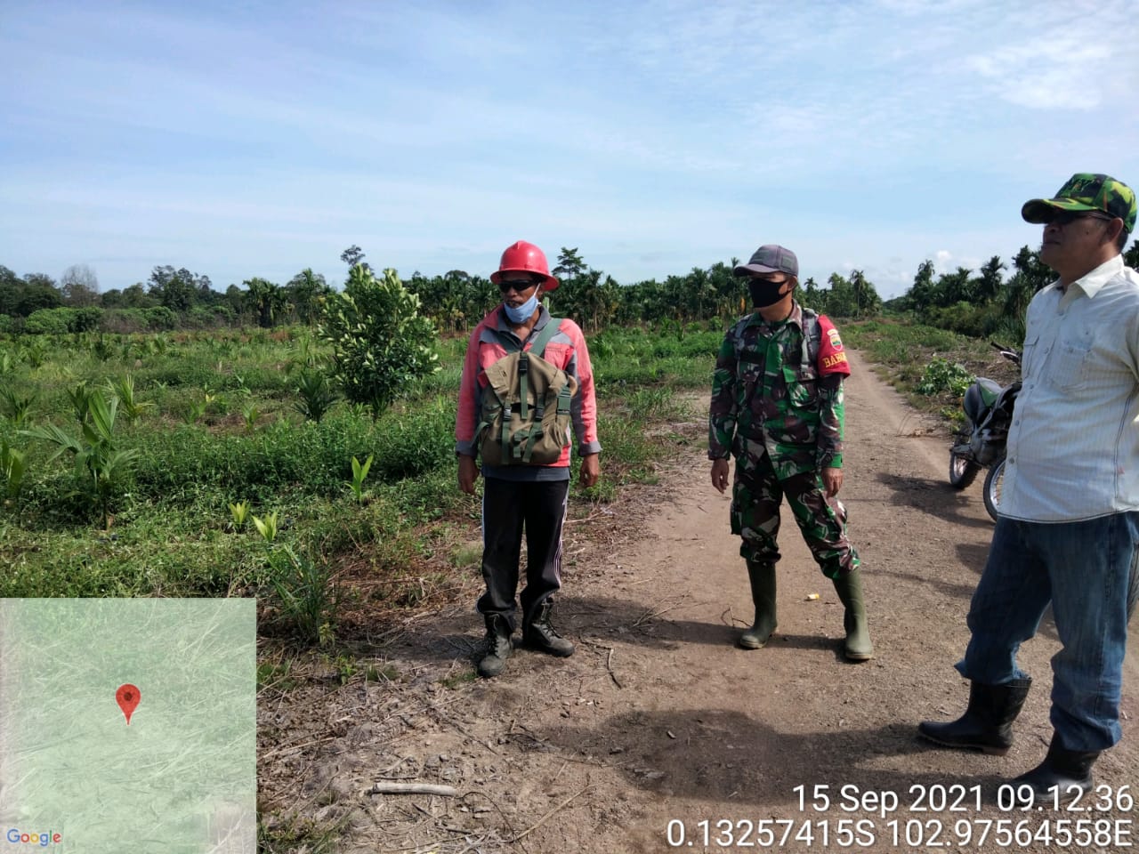 Babinsa Serda N Siagian Bersama Masyarakat Lakukan Pemantauan dan Cegah Karhutla