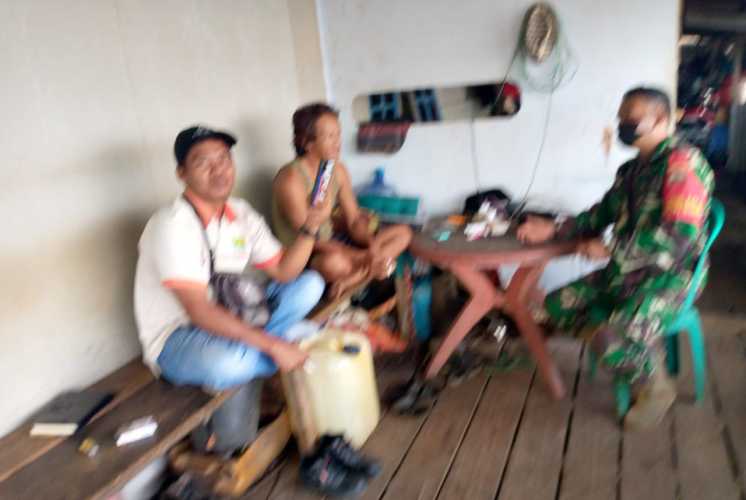 Bersama Warga, Babinsa Koramil 04/Kuindra Jalin Komsos Di Desa Binaan