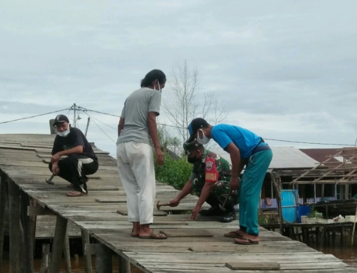 Koramil 04/Kuindra, Serda Mas Yayat Lakukan Perbaikan Jembatan di Desa Air Bagi