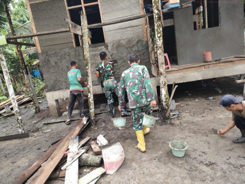 Bersama Warga, Satgas TMMD Kodim 0314/Inhil Lanjutkan Plesteran Dinding Rumah Penerima RTLH