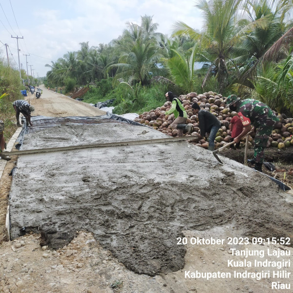 Giat Goro, Babinsa Koramil 04/Kuindra Ajak Masyarakat Untuk Memperbaiki Jembatan Yang Rusak
