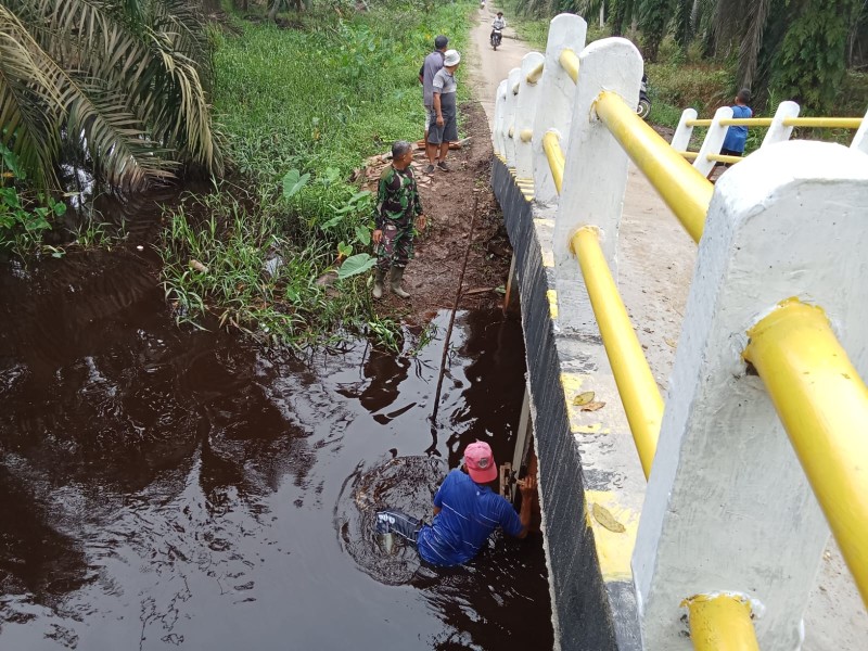 TMMD ke-123: Anggota Koramil 07/Reteh Selesaikan Renovasi Jembatan di Desa Karya Tunas Jaya