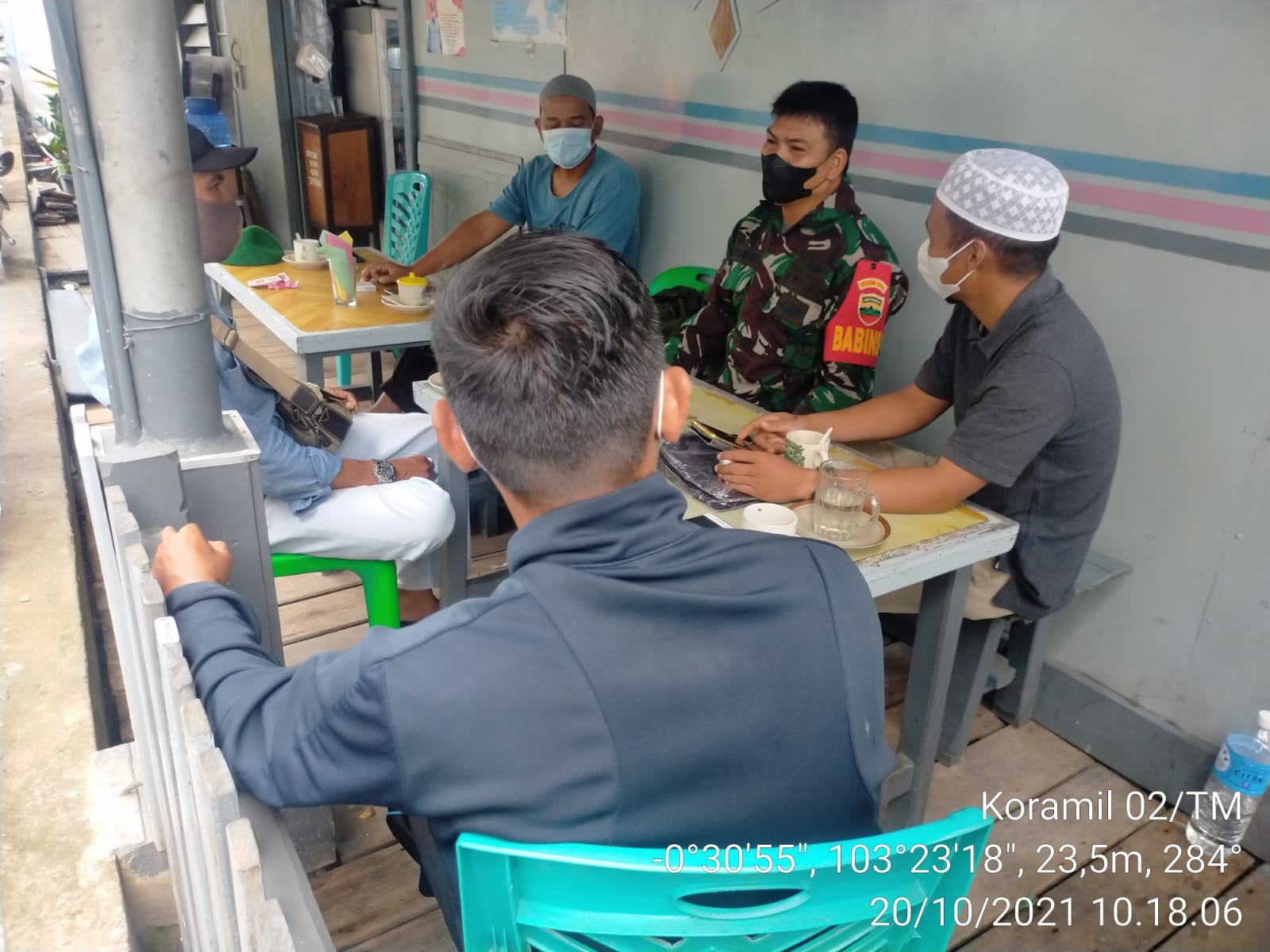 Bangun ke Kompakan Bersama Warga, Babinsa 02/Tanah Merah Lakukan Komsos