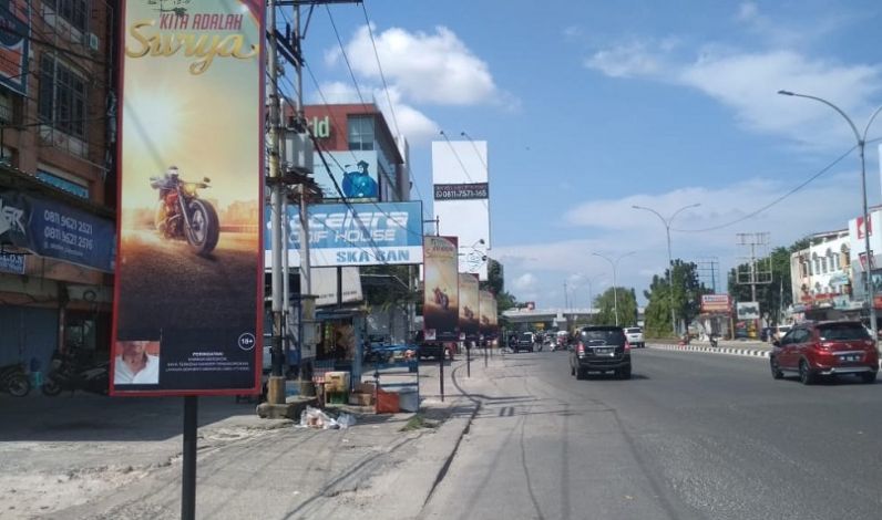 Tiang Reklamenya di Atas Trotoar, Iklan Rokok Berjejer di Jalan Tuanku Tambusai