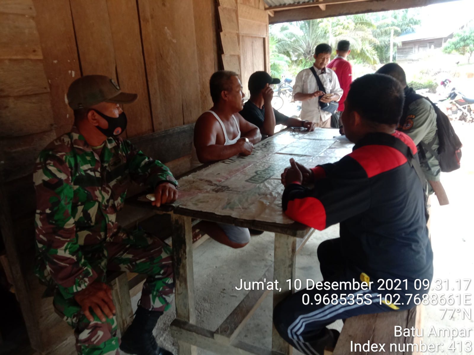 Komsos, Cara Babinsa di Batu Ampar Ingatkan Warga Patuhi Prokes Covid - 19