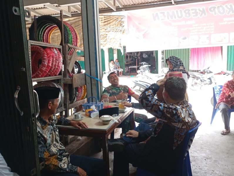 Babinsa Sertu Bendri Laksanakan Komsos Dengan Lurah Pulau Kijang