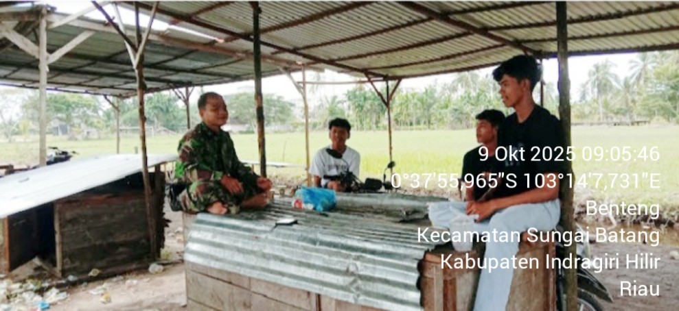 Pengawasan SDM di Kelurahan Benteng: Babinsa Koramil 07/Reteh Berikan Pembinaan