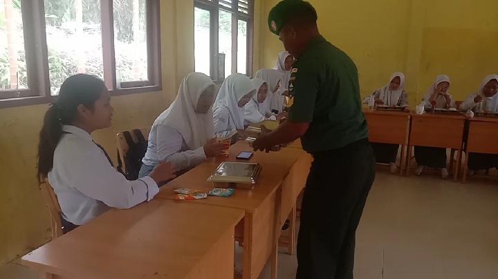 Koramil 09/Kemuning Bantu Secara Rutin Distribusi MBG kepada Masyarakat