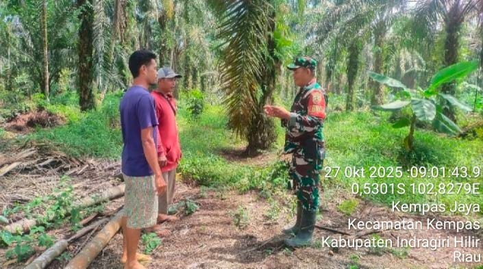 Koptu Jalaluddin, Babinsa Koramil 03/Tpl, Gencarkan Patroli Tapal Batas Cegah Karhutla di Kempas Jaya