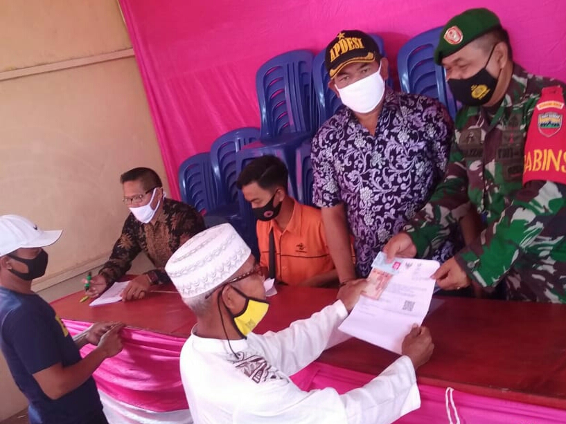 Babinsa Koramil 04/Kuindra Dampingi Penyaluran BST di Tanjung Lajau