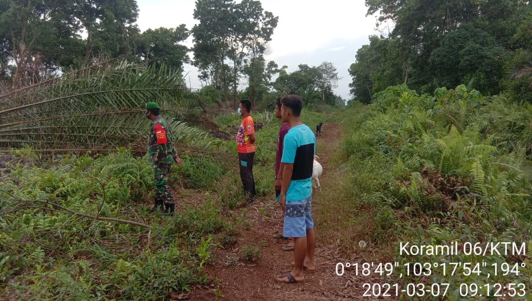 Babinsa Koramil 06/Kateman Ajak Warga Binaan Jaga Lahan dari Bahaya Karlahut