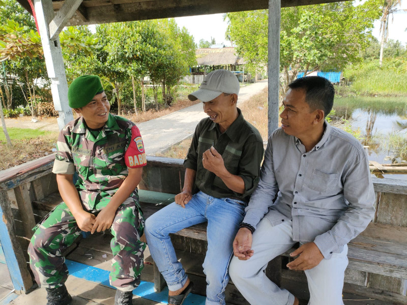 Babinsa Koramil 04/Kuindra Jalin Kedekatan dan Silaturahmi Dengan Masyarakat