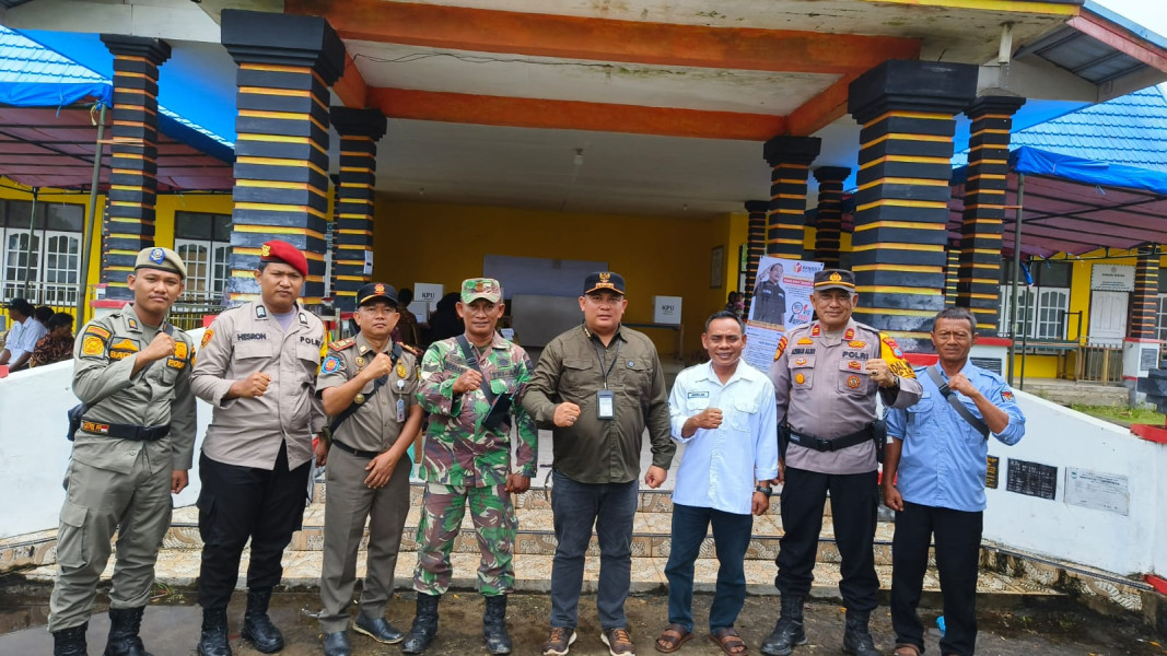 Kapolsek Pelangiran Tinjau Seluruh TPS di Kecamatan Pelangiran pada Hari Pencoblosan.
