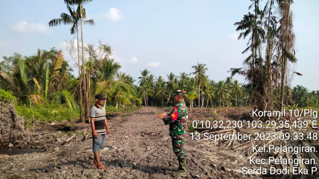 Dengan Cuaca Yang Panas, Babinsa Koramil 10/Pelangiran Tetap Terus Pantau Karhutla