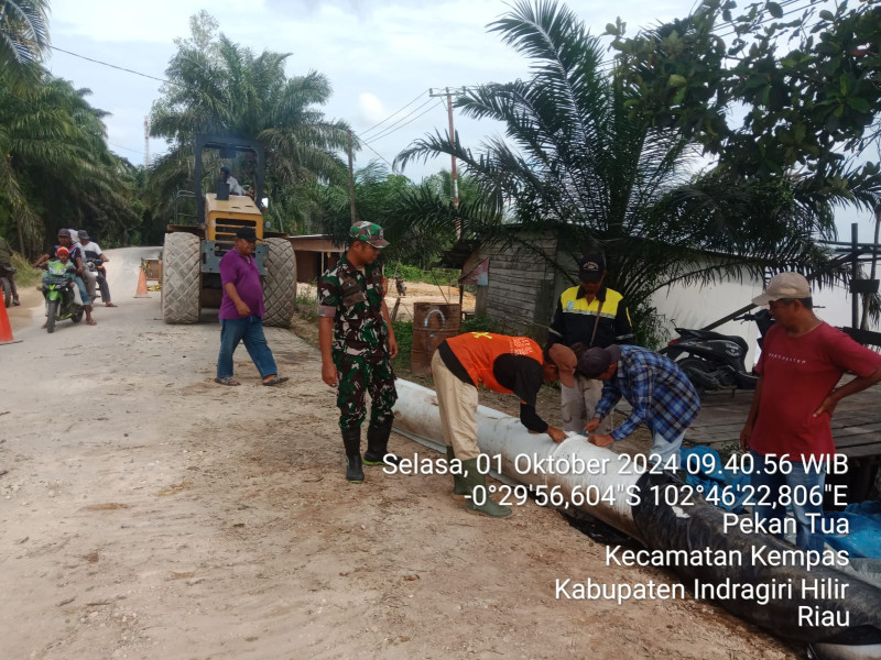 Babinsa Koramil 03/Tpl Pantau Perkembangan Perbaikan Jalan Longsor