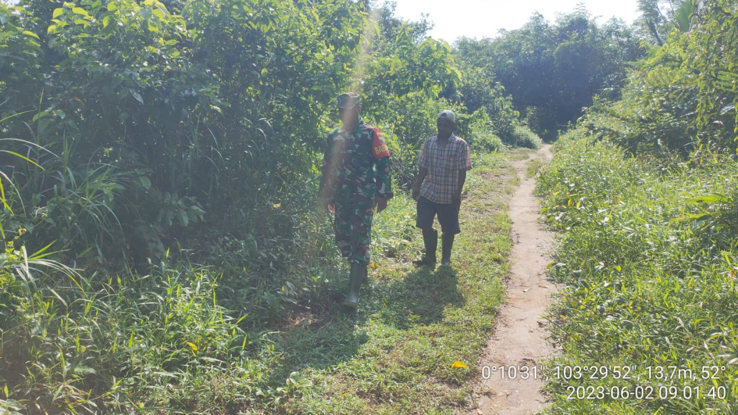 Dengan Cuaca Yang Terik, Babinsa Koramil 10/Pelangiran Semangat Terus Lakukan Patroli