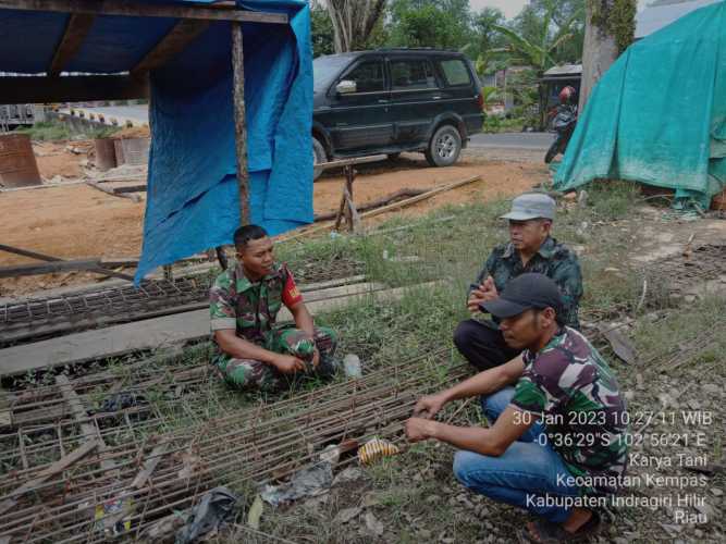 Babinsa 03/Tpl Laksanakan Komsos Dengan Ketua RT Dan Warga Desa Karya Tani